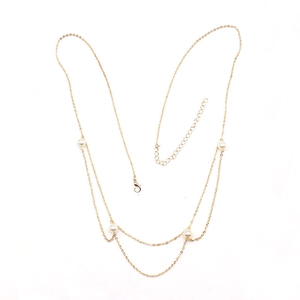 Eleganter mehrlagiger goldener Taillengürtel für Damen mit weißen Perlen auf weißem Grund