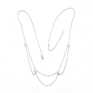 Cadena de cuerpo multicapa plateada con cinco perlas blancas y cadena de extensión