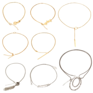 Detalle de conjunto de 8 collares bohemios con borlas y formas geométricas para mujer