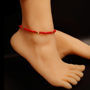 Boho-Fußkette mit goldenen quadratischen Perlen und roten Glasperlen für Damen am Knöchel
