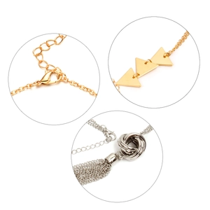 Detalle del collar de aleación oro y plata con formas geométricas y borlas elegantes