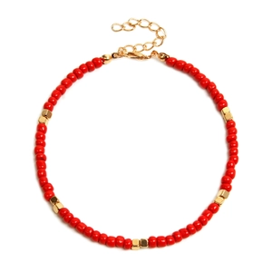 Detailansicht der roten Perlenfußkette mit goldenen Quadraten und Karabinerverschluss