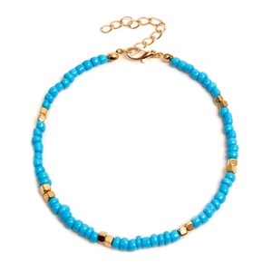 Detailansicht eines handgefertigten blauen Fußkettchens mit goldenen Würfeln und Karabiner