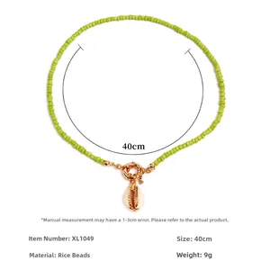 Detailansicht der 40cm grasgrünen Perlenkette mit Goldmuschel-Anhänger und Maßen