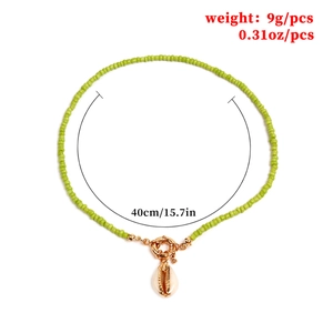 Boho-Perlenkette mit natürlichem Muschel-Anhänger und 40 cm Längenangabe auf Weiß