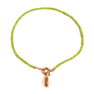 Böhmische handgefertigte grüne Perlenkette mit Goldverschluss und Naturmuschel-Anhänger