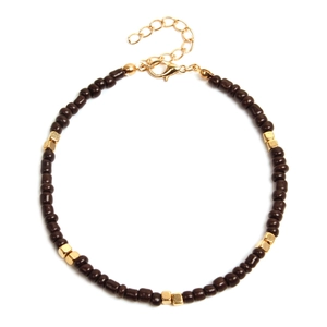 Fußkettchen mit goldenen Quadraten und dunkelbraunen Perlen mit Karabinerverschluss
