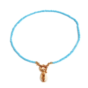 Detailansicht der himmelblauen Perlenkette mit einem goldfarbenen Naturmuschel-Anhänger