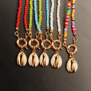 Handgefertigte bunte Perlenhalsketten mit Muschelanhängern im Boho-Stil und Goldverschluss