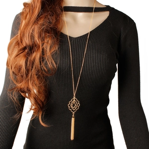 Collar largo dorado minimalista con colgante geométrico hueco y borlas de metal