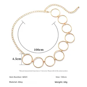 Détail d'une chaîne de corps en alliage doré avec anneaux de 4,5cm et 100cm de long