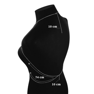 Elegante cadena de cuerpo con cuentas plateadas para mujer en un busto negro