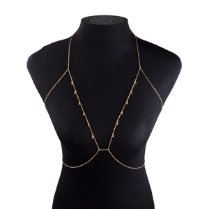 Detalle de la cadena corporal dorada con cuentas en un maniquí negro para joyería fina