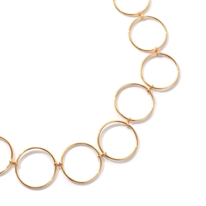 Vue macro de cercles métalliques or clair reliés sur une chaîne de taille géométrique