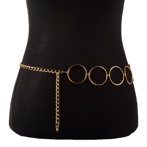 Chaîne de taille punk en métal doré avec anneaux circulaires sur mannequin noir