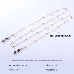Détail de la chaîne dorée avec perles et embouts réglables pour lunettes et masques