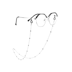 Gafas poligonales modernas de metal plateado con cadena de cuentas en fondo blanco