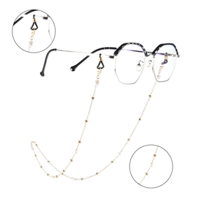 Lunettes de soleil noires avec chaîne en perles dorées et gros plans sur fond blanc