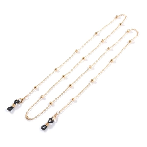 Detalle de la cadena de metal dorado con cuentas y gomas antideslizantes para gafas