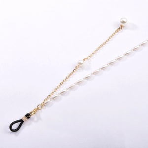 Chaîne de lunettes dorée avec perles blanches et attaches en caoutchouc sur fond blanc