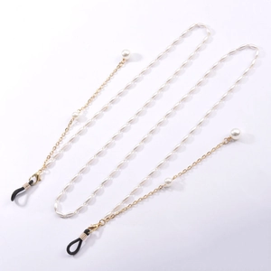 Détail de perles de riz blanches et chaîne dorée pour lunettes et masques faciaux