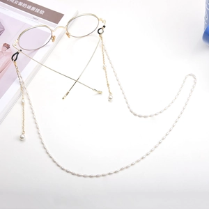 Chaîne de lunettes dorée élégante avec perles de riz blanches et pendentifs raffinés