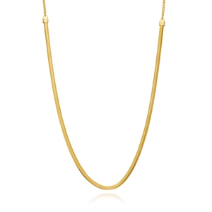 Detailansicht der goldenen flachen Schlangenkette mit feiner metallischer Wellenstruktur