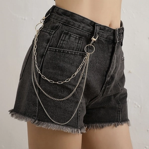 Short en jean gris anthracite avec chaîne de corps multicouche en alliage doré