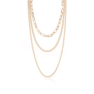 Détail du collier multi-rangs doré à maillons géométriques et rectangulaires