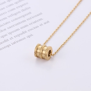 Elegante gouden titanium stalen ketting met getextureerde cilindrische hanger aan fijne O-ketting