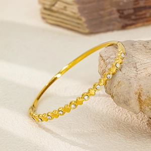Bracelet jonc élégant en acier doré avec des pierres en zircon et motifs d'étoiles