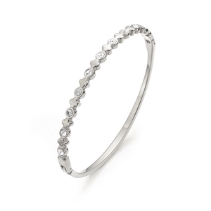 Gros plan du bracelet jonc argenté avec trèfle en zircon et finition polie