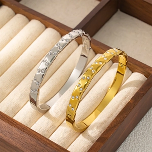 Bracelets en acier inoxydable doré et argenté avec zircons dans un coffret luxe