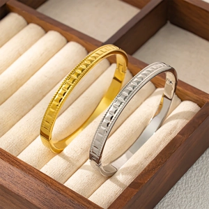 Bracelets en acier titane avec texture pyramide géométrique en or et argent