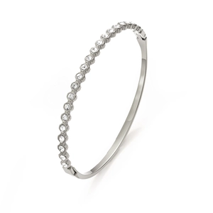 Vue détaillée du bracelet trèfle en acier titane serti de zircons cubiques brillants