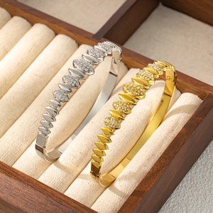 Bracelets ovales élégants en acier inoxydable or 18K et argent avec zircon dans un écrin