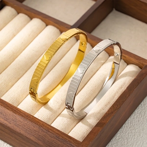 Bracelets cœur polis en acier inoxydable doré et argenté dans un coffret à bijoux
