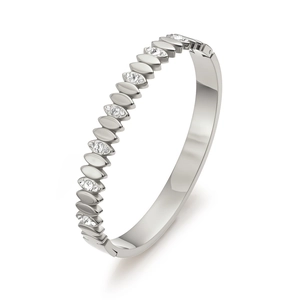 Vue détaillée du bracelet jonc en acier inoxydable argenté avec cristaux en forme de goutte