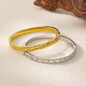 Ensemble de bracelets en acier titane martelé avec diamants micro-incrustés or et argent