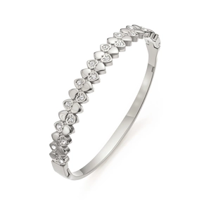 Détail d'un bracelet en acier inoxydable argenté orné de motifs de cœurs en zircon