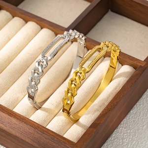Pulsera de cadena cubana de acero de titanio con circonita rectangular en oro y plata