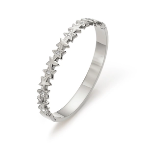 Détail macro du bracelet étoile en acier inoxydable argenté avec des pierres de zircone blanches