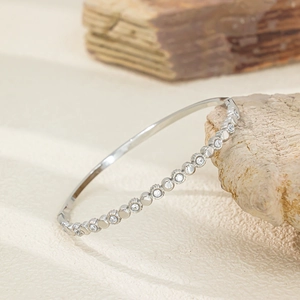 Vue détaillée du bracelet trèfle fin en acier titane avec micro-pavé de oxydes de zirconium