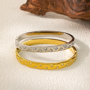 Elegantes brazaletes de acero inoxidable con estrellas de circón en oro y plata con textura