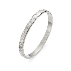 Détails de ce bracelet en acier argenté serti de zircons avec une finition texturée unique