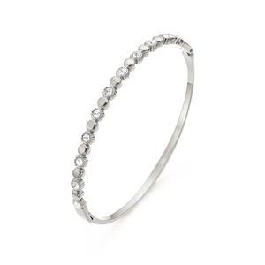 Détail d'un bracelet en acier titane argenté avec zircons et motifs de trèfle