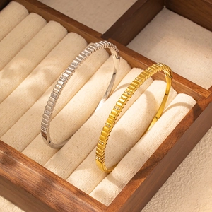 Eleganti bracciali in acciaio al titanio oro e argento con inserti in cristallo testurizzato