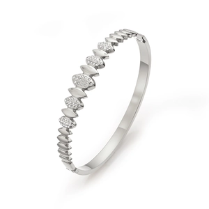 Vue détaillée du bracelet en argent avec diamants montrant le fermoir à ressort et polissage