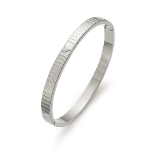 Détail du relief de cœur et des rayures sur le bracelet en acier inoxydable argenté