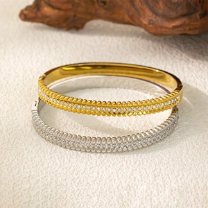 Elegante brazalete de acero inoxidable con circonitas blancas en oro y plata